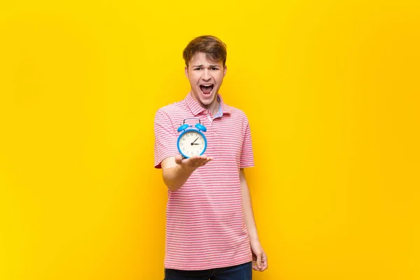 Jonge Blonde Man Met Een Wekker — Stockfoto