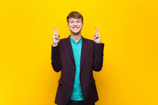 Ung Blond Man Känner Sig Nervös Och Hoppfull Korsande Fingrar — Stockfoto