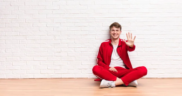 Jonge Blonde Man Glimlachen Kijken Vriendelijk Tonen Nummer Vijf Vijfde — Stockfoto