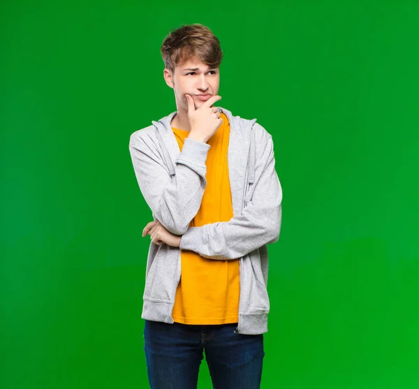 Ung Blond Man Tänker Känner Sig Tveksam Och Förvirrad Med — Stockfoto