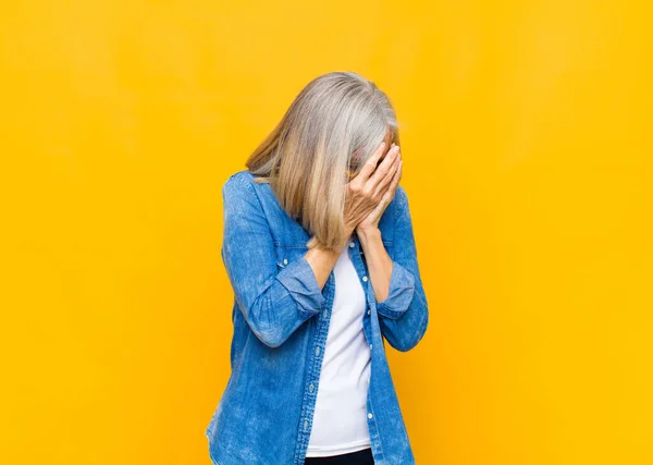 Äldre Eller Medelålders Vacker Kvinna Täcka Ögon Med Händer Med — Stockfoto