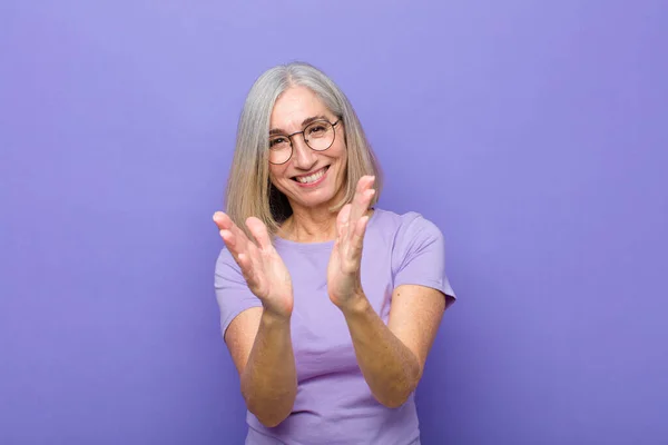 Sênior Meia Idade Mulher Bonita Sentindo Feliz Bem Sucedido Sorrindo — Fotografia de Stock