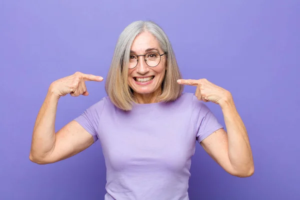 Anciano Mediana Edad Bonita Mujer Sonriendo Con Confianza Apuntando Propia —  Fotos de Stock