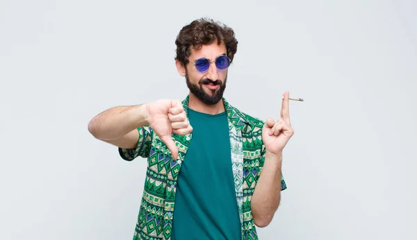 Jovem Hippie Homem Fumar Uma Articulação Contra Parede Branca — Fotografia de Stock