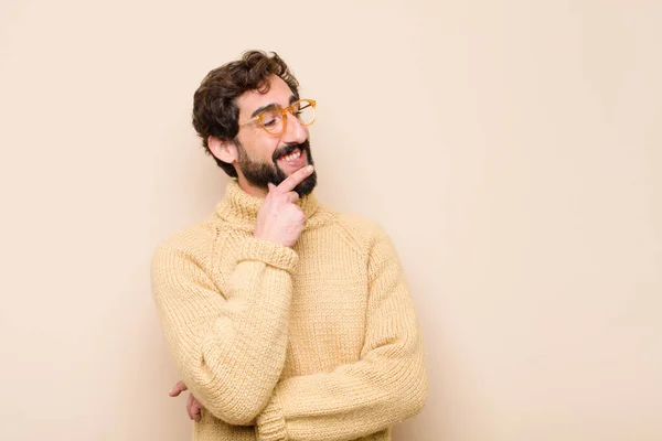 Joven Hombre Fresco Sonriendo Con Una Expresión Feliz Segura Con — Foto de Stock