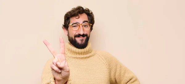 Jovem Homem Fresco Sorrindo Olhando Amigável Mostrando Número Dois Segundo — Fotografia de Stock