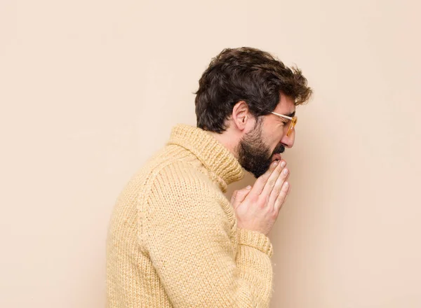 Joven Fresco Sentirse Preocupado Esperanzado Religioso Orando Fielmente Con Las — Foto de Stock