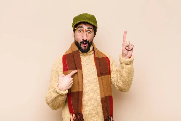 Joven Hombre Barbudo Fresco Sentirse Orgulloso Sorprendido Apuntando Mismo Con — Foto de Stock