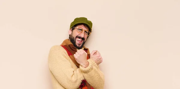 Jovem Homem Barbudo Fresco Sorrindo Alegremente Comemorando Com Punhos Apertados — Fotografia de Stock