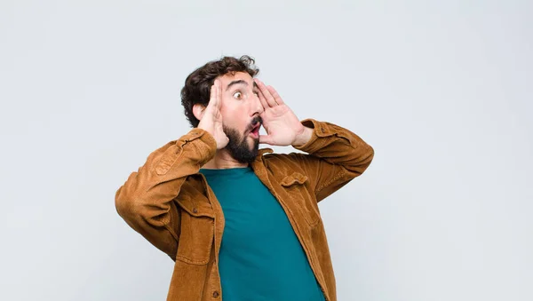 Joven Hombre Guapo Con Boca Abierta Mirando Horrorizado Sorprendido Debido — Foto de Stock