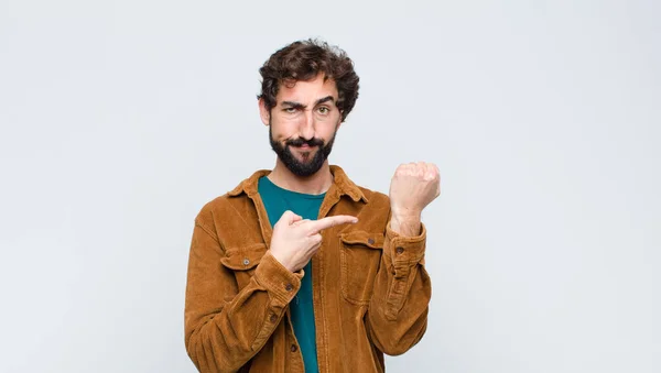 Giovane Uomo Bello Guardando Impaziente Arrabbiato Indicando Orologio Chiedendo Puntualità — Foto Stock