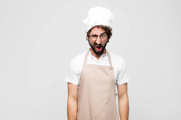 Joven Chef Loco Buscando Sorprendido Enojado Molesto Decepcionado Con Boca — Foto de Stock