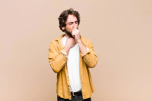 年轻而冷静的男人 喉咙酸痛 有流感症状 嘴里塞满了扁平的墙 感觉不舒服 — 图库照片
