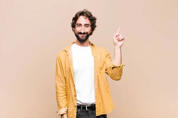 Jovem Louco Legal Homem Sorrindo Alegre Feliz Apontando Para Cima — Fotografia de Stock