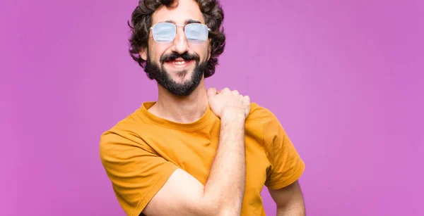 Joven Loco Fresco Hombre Riendo Alegre Con Confianza Con Una — Foto de Stock