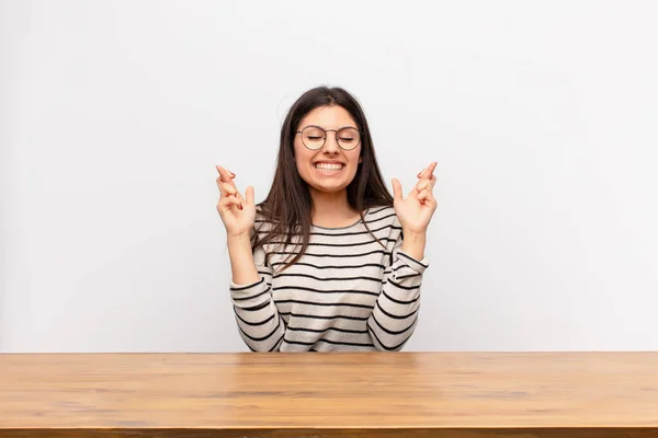 Joven Bonita Mujer Sonriendo Ansiosamente Cruzando Ambos Dedos Sintiéndose Preocupada — Foto de Stock