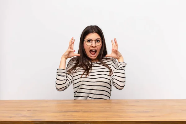 Jeune Jolie Femme Criant Avec Les Mains Air Sentant Furieux — Photo