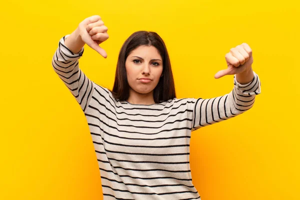 Joven Bonita Mujer Mirando Triste Decepcionado Enojado Mostrando Pulgares Hacia — Foto de Stock