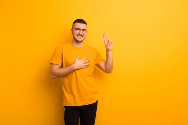 Jeune Homme Beau Regard Heureux Confiant Et Digne De Confiance Souriant Et Montrant Le Signe De La Victoire Avec Une Attitude Positive Sur Fond Plat Elegant Style Stock Photo Jeune Homme Beau Regard Heureux Confiant Et Digne De Confiance Souriant Et Montrant Le Signe De La Victoire Avec Une Attitude Positive Sur Fond Plat Elegant Style Stock Photo