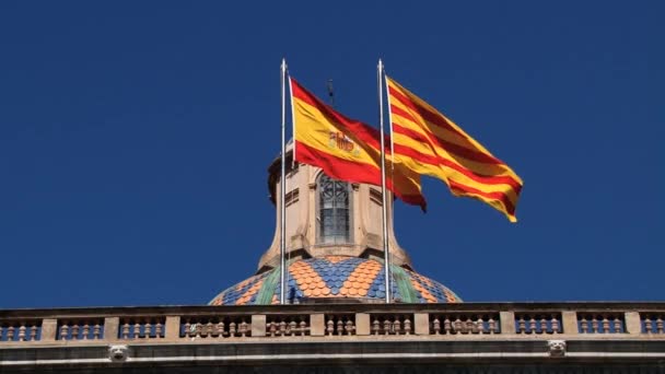 Des drapeaux ondulent sur le toit de l'hôtel de ville de Barcelone, en Espagne . — Video