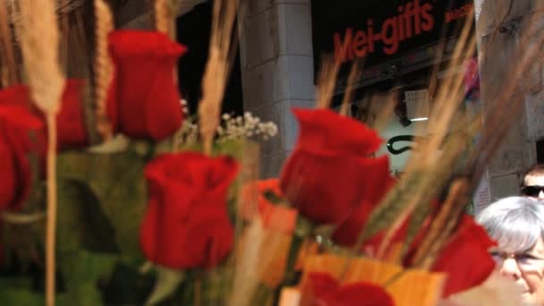 Vista a las rosas con gente de fondo en Barcelona, España . — Vídeos de Stock