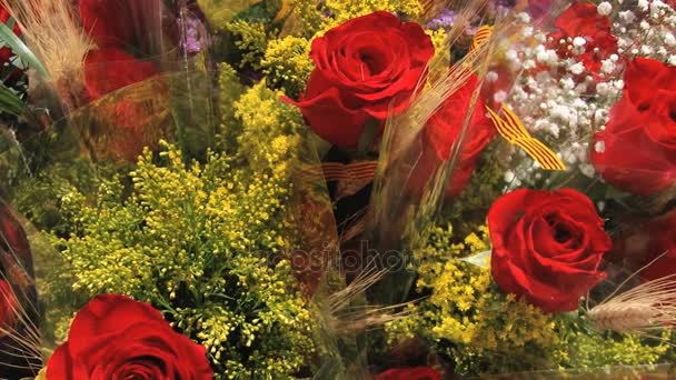 スペイン、バルセロナの通りの赤いバラの花束. — ストック動画