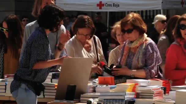 Folk köper böcker på gatan marknaden i Barcelona, Spanien. — Stockvideo