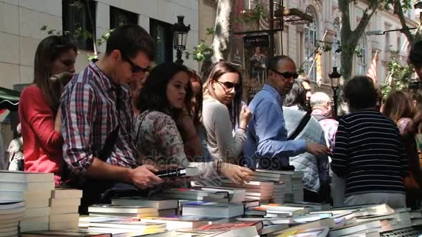 As pessoas compram livros no mercado de rua em Barcelona, Espanha . — Vídeo de Stock