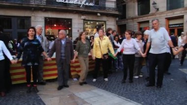 İnsanlar sokakta dansta sardana Barcelona, İspanya'gerçekleştirmek..