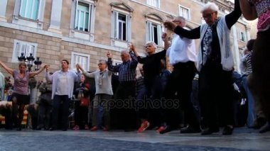 İnsanlar sokakta dansta sardana Barcelona, İspanya'gerçekleştirmek..