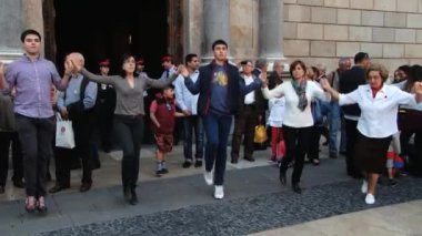 İnsanlar sokakta dansta sardana Barcelona, İspanya'gerçekleştirmek..