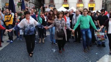 İnsanlar sokakta dansta sardana Barcelona, İspanya'gerçekleştirmek..