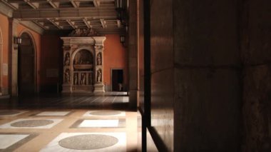 İç dış avlunun Benedictine Abbey Santa Maria de Montserrat Monistrol de Montserrat, İspanya.