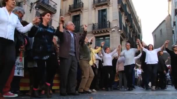 As pessoas realizam dança sardana na rua em Barcelona, Espanha . — Vídeo de Stock