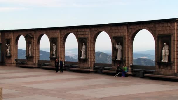 베네딕토 회 수도원 산타 마리아 데 몬세라트 모 니스 톨 데 몬, 스페인에서에서 방문 하는 사람들. — 비디오