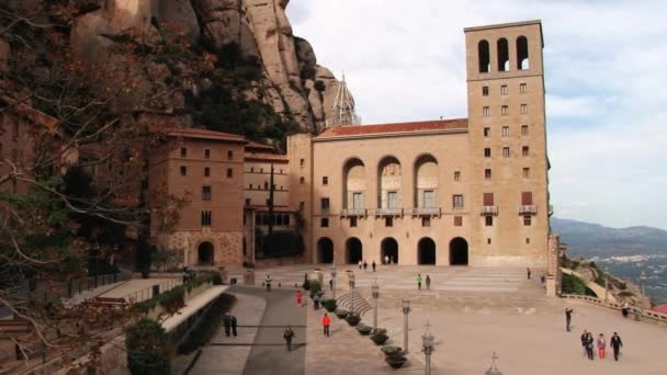 Square ve Benedictine abbey Santa Maria de Montserrat içinde Monistrol de Montserrat, İspanya'nın görüntülemek. — Stok video