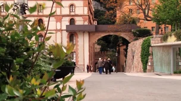 La gente visita la abadía benedictina de Santa Maria de Montserrat en Monistrol de Montserrat, España . — Vídeos de Stock