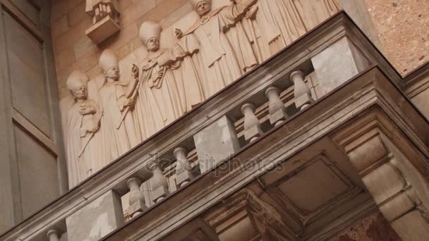 Detalle exterior de la fachada de la abadía benedictina Santa Maria de Montserrat en Monistrol de Montserrat, España . — Vídeos de Stock