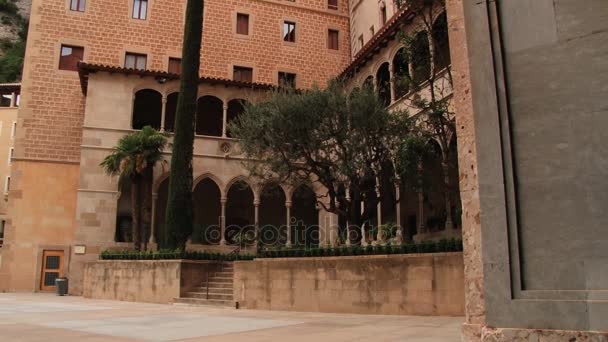 Esterno della facciata dell'abbazia benedettina di Santa Maria de Montserrat a Monistrol de Montserrat, Spagna . — Video Stock