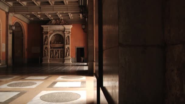 内政部外院子里的本笃会修道院曼尼斯图德蒙特塞拉特，西班牙圣玛丽亚德蒙特塞拉特. — 图库视频影像