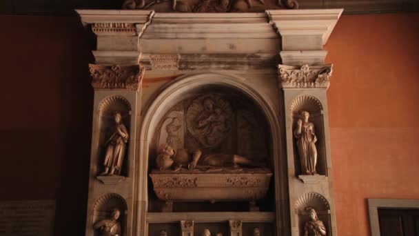 베네딕토 회 수도원 산타 마리아 데 몬세라트 모 데 몬세라트, 스페인에서의 외부 마당의 인테리어. — 비디오