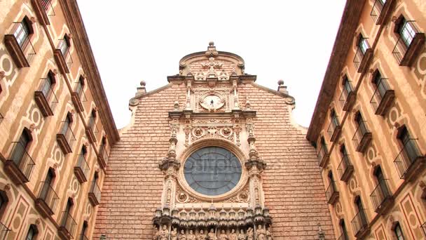 Vue sur la cour intérieure de l'abbaye bénédictine Santa Maria de Montserrat à Monistrol de Montserrat, Espagne . — Video