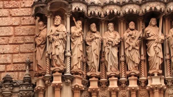 Exterior de las estatuas en el patio de la abadía benedictina Santa Maria de Montserrat en Monistrol de Montserrat, España . — Vídeos de Stock