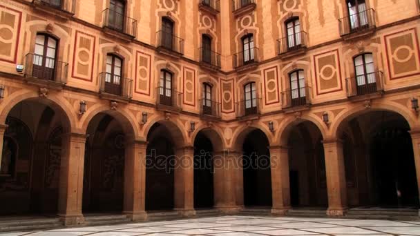 모 데 몬세라트, 스페인 산타 마리아 데 몬세라트의 베네딕토 회 수도원에서 바닥 장식의 외관. — 비디오