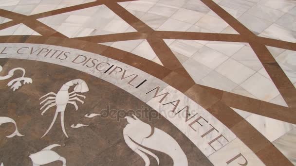 Exterior de la decoración del suelo en la abadía benedictina Santa Maria de Montserrat en Monistrol de Montserrat, España . — Vídeos de Stock