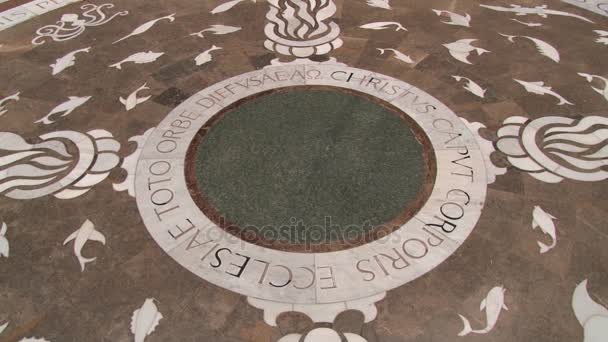 Exterior de la decoración del suelo en la abadía benedictina Santa Maria de Montserrat en Monistrol de Montserrat, España . — Vídeos de Stock