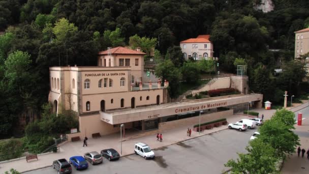 Veduta della stazione superiore della funicolare dell'abbazia benedettina di Santa Maria de Montserrat a Monistrol de Montserrat, Spagna . — Video Stock