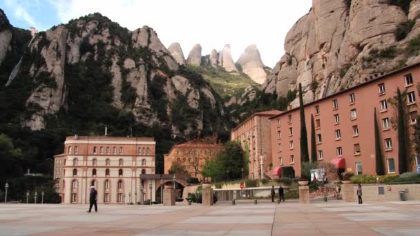 Vista a la abadía benedictina Santa Maria de Montserrat en Monistrol de Montserrat, España . — Vídeos de Stock