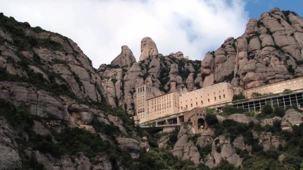 查看到的悬崖和建筑物的本笃会修道院曼尼斯图德蒙特塞拉特，西班牙圣玛丽亚德蒙特塞拉特. — 图库视频影像