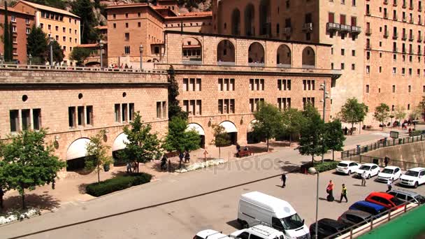 Vista a los acantilados y edificios de la abadía benedictina Santa Maria de Montserrat en Monistrol de Montserrat, España . — Vídeos de Stock